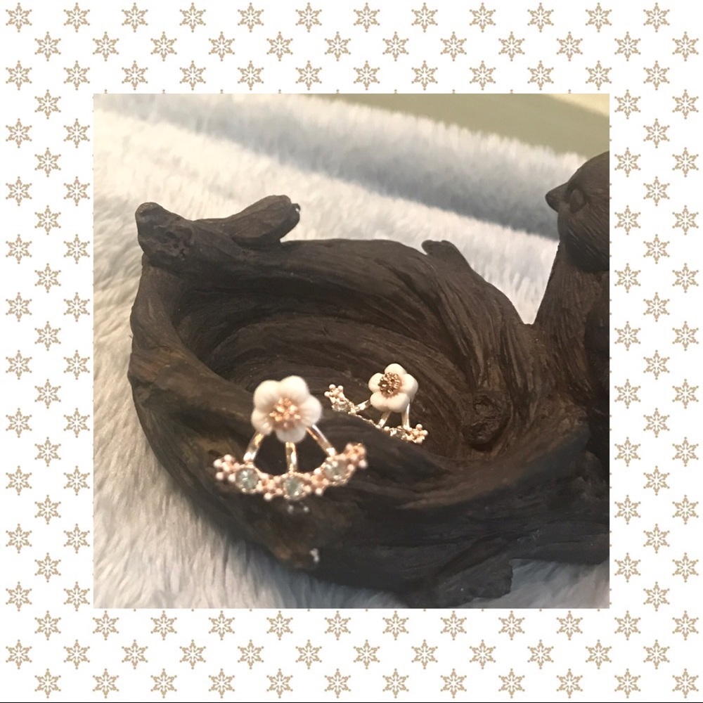 5/$25 Sparkly Flower Cluster Attachment earrings